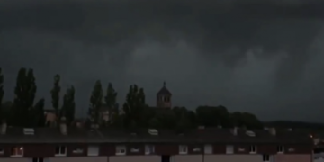 Stuhia në Francë: Dita bëhet natë për disa sekonda