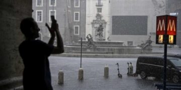 Roma “nën ujë”, stuhia përmbyt kryeqytetin italian
