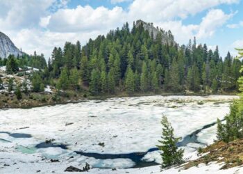 Si rrallëherë më parë, Liqenati i Rugovës i mbushur me borë në muajin qershor