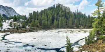 Si rrallëherë më parë, Liqenati i Rugovës i mbushur me borë në muajin qershor