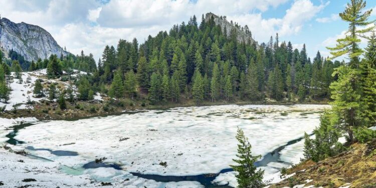 Si rrallëherë më parë, Liqenati i Rugovës i mbushur me borë në muajin qershor