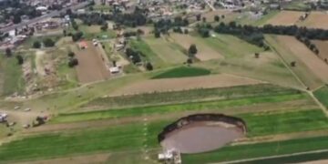 Momenti kur hapet një gropë masive në Meksikë