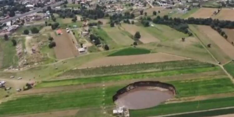 Momenti kur hapet një gropë masive në Meksikë