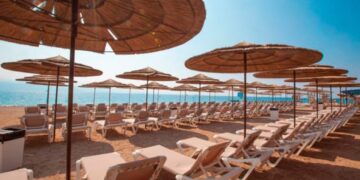 Digjen 60 shtretër plazhi në Dhërmi, dyshohet konflikt mes bizneseve