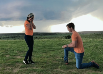 Stuhi e përkryer: Meteorologët fejohen para një tornadoje