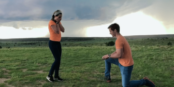 Stuhi e përkryer: Meteorologët fejohen para një tornadoje