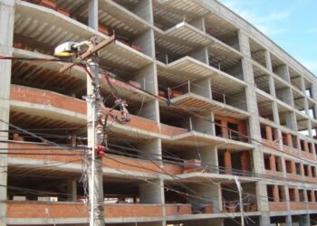 Era e fortë hedh në tokë dy të rinjtë që punonin në një çati në Sarandë