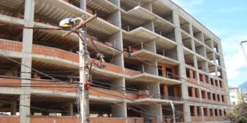 Era e fortë hedh në tokë dy të rinjtë që punonin në një çati në Sarandë