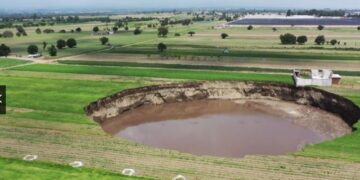 Gropa gjigande që çdo ditë vijon të gllabërojë tokë