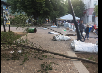 Erërat e forta shkatërrojnë sheshin e Pejës