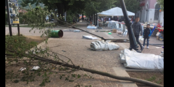 Erërat e forta shkatërrojnë sheshin e Pejës