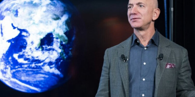 Njeriu më i pasur në botë investon 187 miliardë dollarë për të shkuar në Hënë