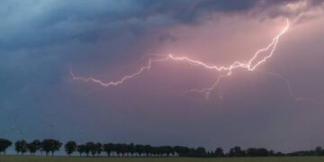 Mot i paqëndrueshëm në rajon, rrufeja vret një djalë 14 vjeçar