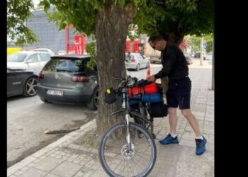 Kosovari niset me biçikletë nga Kosova për në Zvicër
