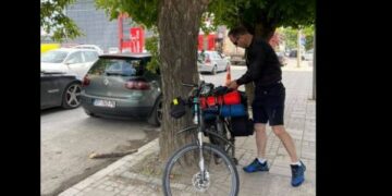 Kosovari niset me biçikletë nga Kosova për në Zvicër