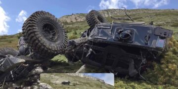 Një person rrokulliset me veturë në Bjeshkët e Deçanit