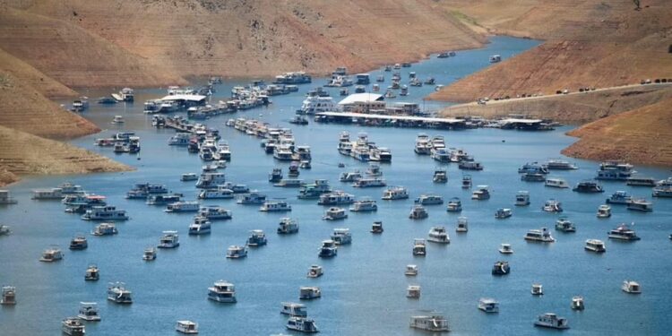 Shtëpitë e ujit prekin fundin, liqeni që furnizon 27 milionë njerëz po thahet