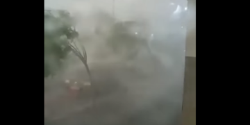 Stuhia në Lipjan prish pullazet e dy banesave dhe dëmton disa vetura