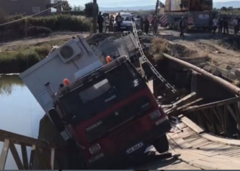 Shembet ura në Shqipëri, automjetet përfundojnë në ujë