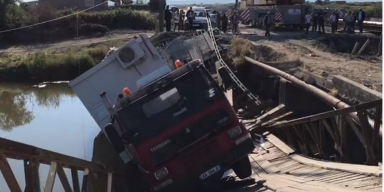 Shembet ura në Shqipëri, automjetet përfundojnë në ujë