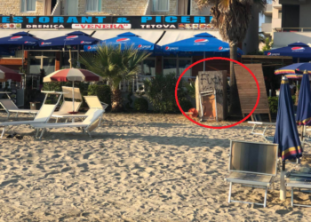 Shfaqen shkrime ofenduese për kosovarët në plazhin e Durrësit