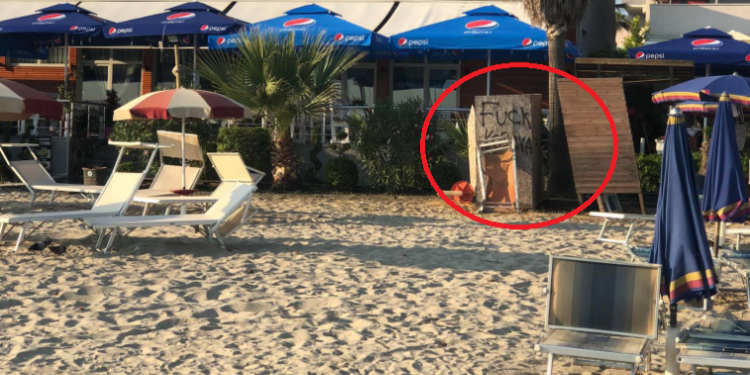 Shfaqen shkrime ofenduese për kosovarët në plazhin e Durrësit