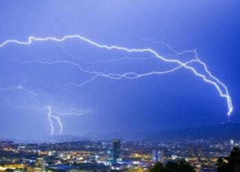 Shi, breshër e stuhi në Zvicër: 25.000 rrufe deri në orën 23:00