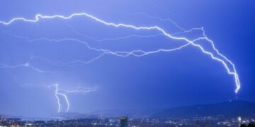 Shi, breshër e stuhi në Zvicër: 25.000 rrufe deri në orën 23:00