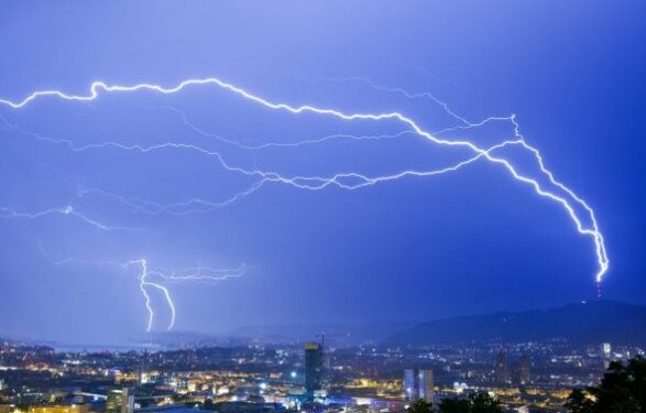 Shi, breshër e stuhi në Zvicër: 25.000 rrufe deri në orën 23:00