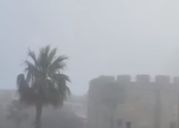 Bregdeti i Durrësit “pushtohet” nga mjegulla