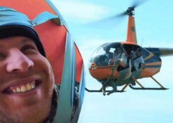 Sfida e “çmendur”, i riu mbahet i lidhur me ngjitës poshtë helikopterit