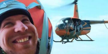 Sfida e “çmendur”, i riu mbahet i lidhur me ngjitës poshtë helikopterit