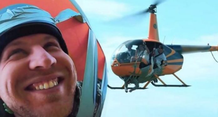 Sfida e “çmendur”, i riu mbahet i lidhur me ngjitës poshtë helikopterit