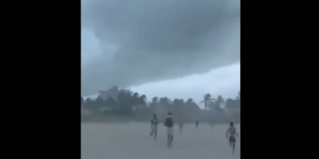 Pamje: Stuhia Elsa godet Floridën, të gjithë ikin me vrap nga plazhi