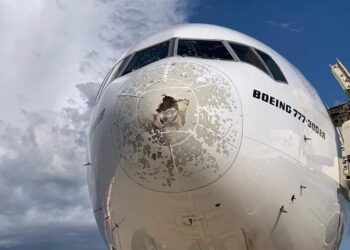 Aeroplani detyrohet të aterojë pak pas nisjes së tij!