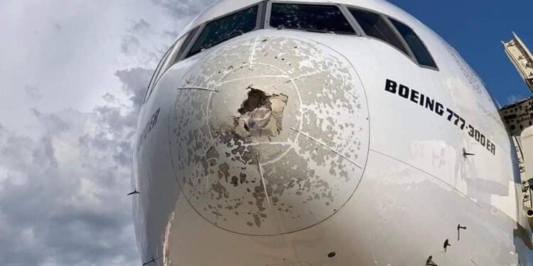 Aeroplani detyrohet të aterojë pak pas nisjes së tij!