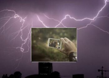 Rrufeja vret 11 njerëz që po fotografoheshin