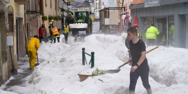 Pas nxehtësisë ekstreme, breshëri përmbyt rrugët