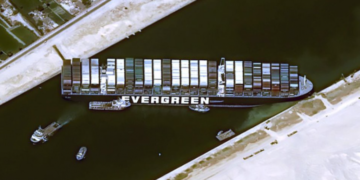 Rikthehet sërish vëmendja tek anija ‘Evergreen’: Tani ajo ndodhet në tjera ‘telashe’