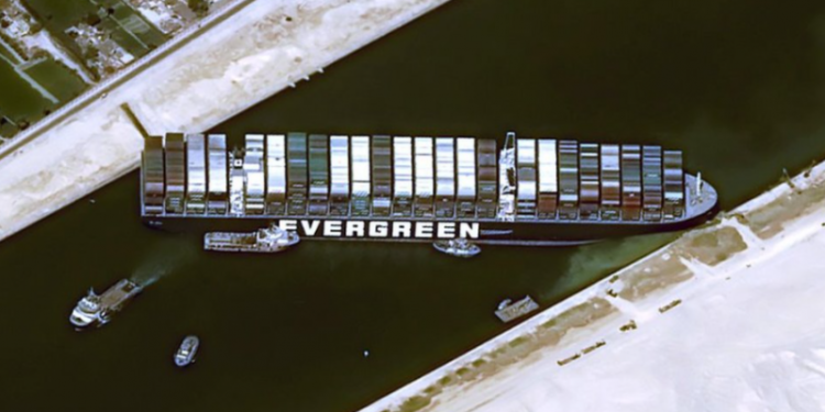Rikthehet sërish vëmendja tek anija ‘Evergreen’: Tani ajo ndodhet në tjera ‘telashe’