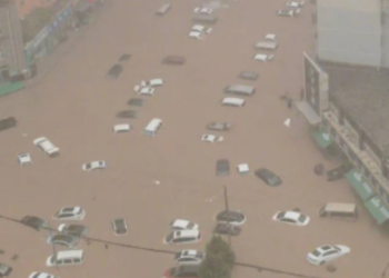 Përmbytje të mëdha në Kinë – Njerëzit bllokohen në metro, veturat i bartë uji
