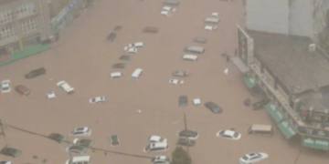 Përmbytje të mëdha në Kinë – Njerëzit bllokohen në metro, veturat i bartë uji