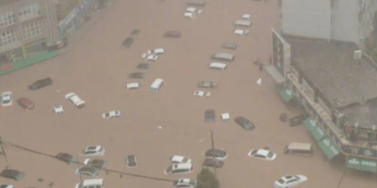 Përmbytje të mëdha në Kinë – Njerëzit bllokohen në metro, veturat i bartë uji