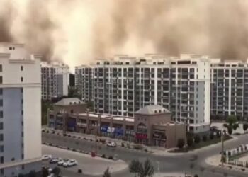 Stuhia gjigande e rërës mbulon qytetin në Kinë