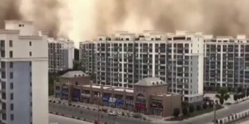 Stuhia gjigande e rërës mbulon qytetin në Kinë