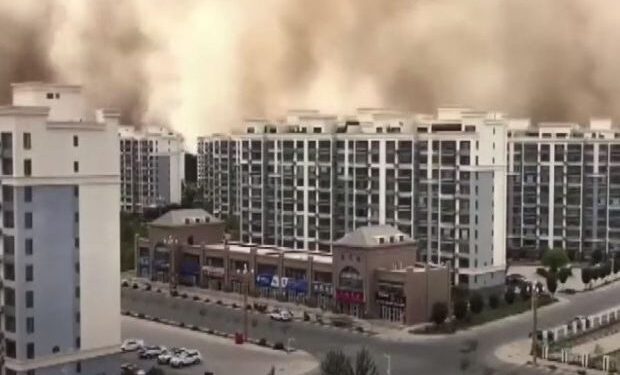 Stuhia gjigande e rërës mbulon qytetin në Kinë