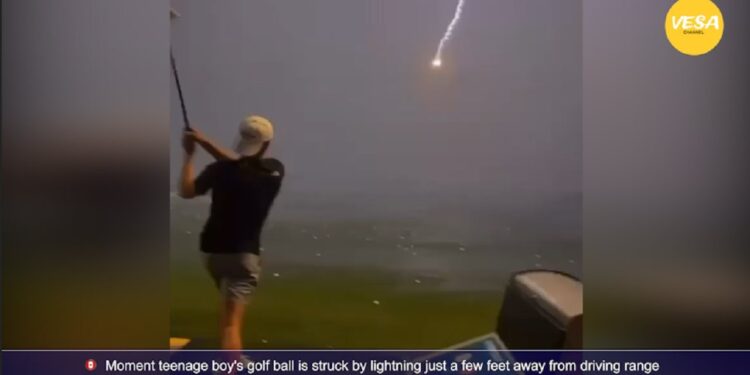 E jashtëzakonshme: Momenti kur rrufeja godet topin e golfit në ajër