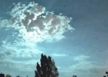 Momenti i jashtëzakonshëm kur një “top zjarri” e shndërron natën në ditë