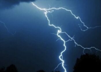 Rrufeja godet dy persona në plazhin e Ohrit