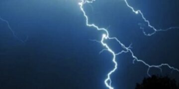 Rrufeja godet dy persona në plazhin e Ohrit